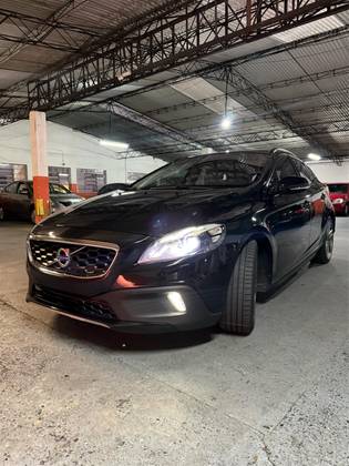 VOLVO V40 2.0 T5 CROSS COUNTRY AWD TURBO GASOLINA 4P AUTOMÁTICO VOLVO V40 2.0 T5 CROSS COUNTRY AWD TURBO GASOLINA 4P AUTOMÁTICO